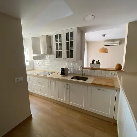 Apartament Piso Amplio Con 4 Habitacioneas Y Parking Privado *
